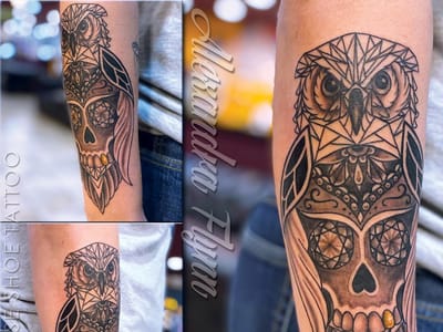 Blue Horseshoe Tattoo and Piercing