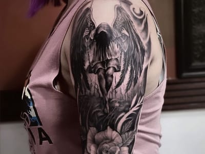 Blue Horseshoe Tattoo and Piercing