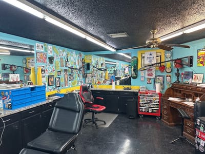 Dos Buddhas Tattoo and Piercing