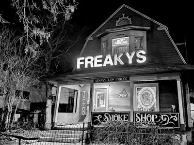 Freaky's Smoke Shop & Tattoo V PLATTE