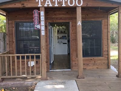 To The Moon Tattoo Studio