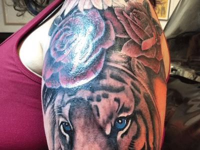 To The Moon Tattoo Studio