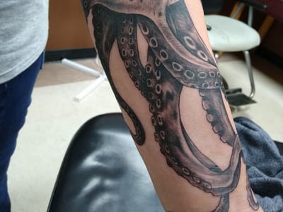 To The Moon Tattoo Studio